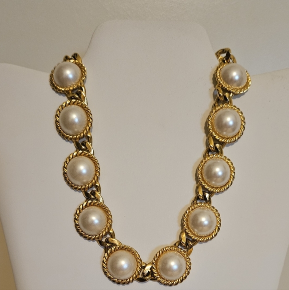 VINTAGE ANNE KLEIN CHUNKY ELEGANT GOLDTONE & FAUX PEARL CABOCHON NECKLACE CHOKER - Picture 2 of 10